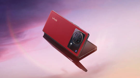 Das halb aufgeklappte Vivo X Fold+ in rotem Lederdesign 