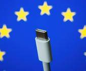 USB-C-Kabel vor einer EU-Flagge