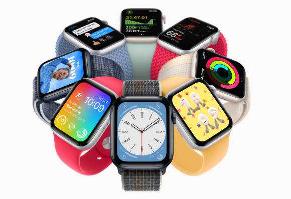 Acht Apple Watches mit verschiedenen Armbändern, im Kreis angeordnet 