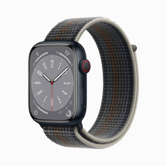 Klasisch: Apple Watch Series 8 in Aluminium mit Band «Sport Loop» Das Foto zeigt eine dunkelgraue Apple Watch mit dem «Sport Loop»; das Zifferblatt zeigt eine dunkelgraue, analoge Darstellung