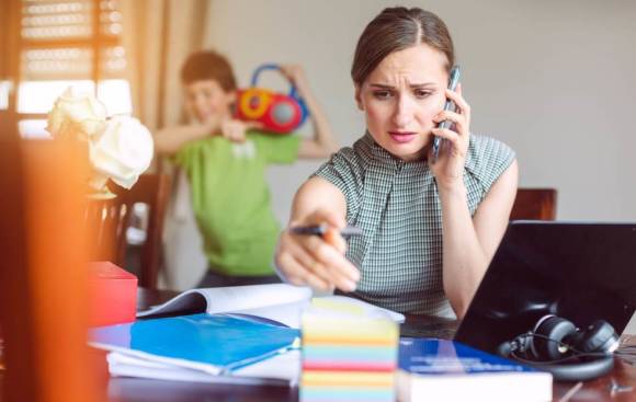 Gestresste Mutter im Homeoffice 