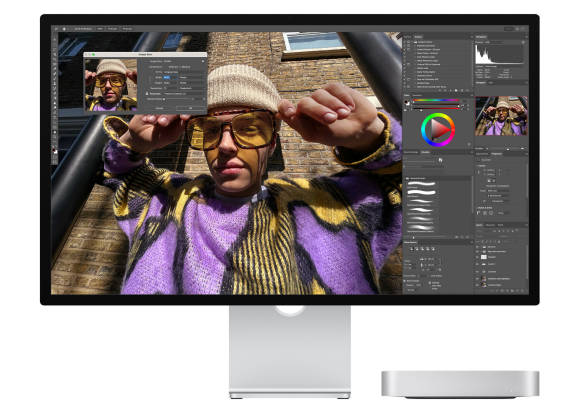 Ein Mac mini mit externem Display, das die Software Photoshop zeigt
