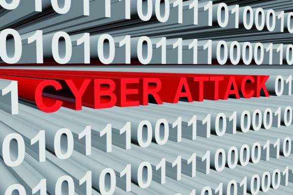 Symbolbild zeigt einen Bildschirm mit Nullen und Einsen, darin in Rot das Wort "Cyber Attack" 