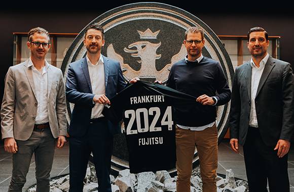 v.l.n.r.: Nils Pröpper, Entrepreneur – Head of Smart Xperience Fujitsu; Timm Jäger, Geschäftsführer EintrachtTech GmbH, Steffen Müter, Head of DACH Fujitsu Services; Oliver Bäcker, Head of digital center «Arena of IoT» EintrachtTech GmbH.