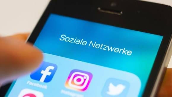 Smartphone-Display mit Social-Media-Apps 