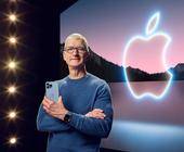 Tim Cook vor einer Leinwand, die das Apple-Logo zeigt