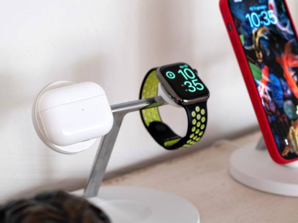 Die Ladeschale hängt magnetisch an der «Boost Charge 3» von Belkin. Die Ladeschale hängt magnetisch