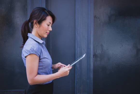 Frau mit Tablet 