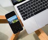 Ein iPhone und ein MacBook zeigen den gleichen Inhalt