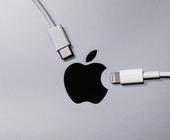 Apple-Logo mit Lightning- und USB-C-Kabel