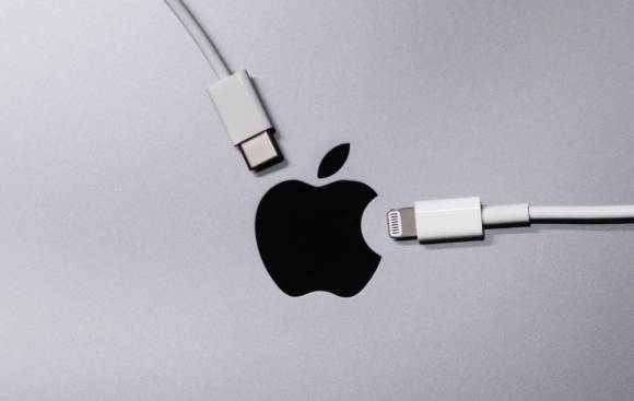 Apple-Logo mit Lightning- und USB-C-Kabel 