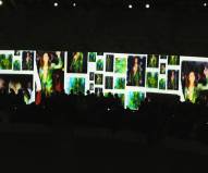 Wand mit Bildern, die Jennifer Lopez in ihrem speziellen Kleid zeigen