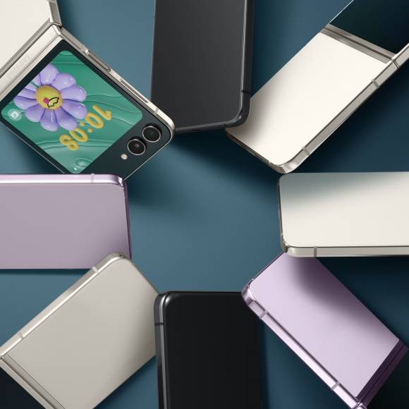 Galaxy Flip Phones in allen Farbvarianten in einem Kreis gelegt