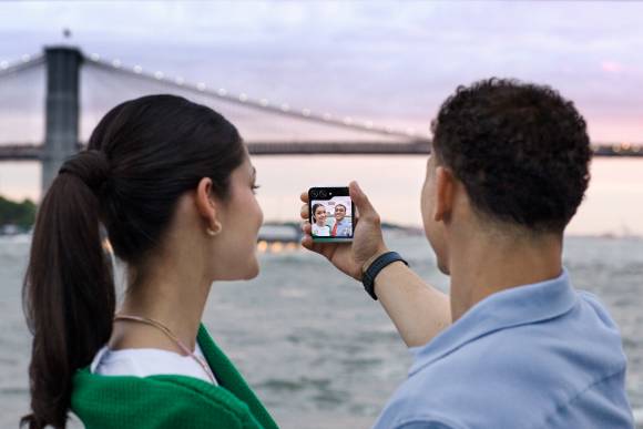 Zwei Personen machen einen Selfie mit dem Aussendisplay des Flip 5