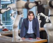 Prof. Hussam Amrouch entwickelt KI-Chips, die in energieintensiven Anwendungen unter anderem für die Robotik zum Einsatz kommen.