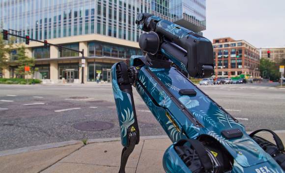 Der Roboter-Hund von Boston Dynamics in einer Stadt 