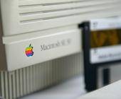 Detailaufnahme eines alten Macs mit einer Diskette