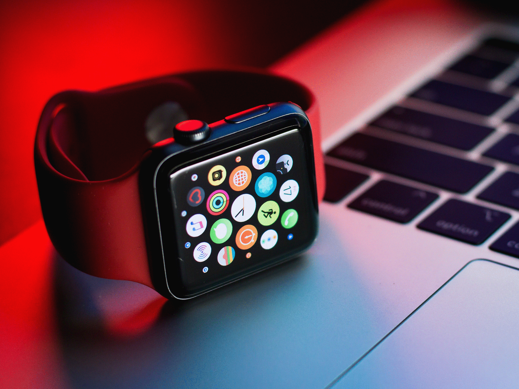 Apple Watch auf einem MacBook Apple Watch auf einem MacBook