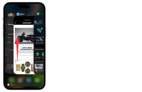 Auf dem Display eines iPhones wird nach oben gewischt, um den App-Umschalter zu öffnen