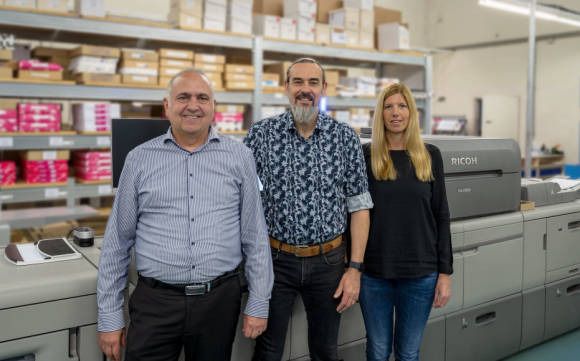 v.l.n.r: Martin Clement, Sales Specialist Ricoh Graphic Communications, Rolf Müller, Geschäftsführer bei Printimo, Nicole Kleindl, Leiterin Produktion bei Printimo