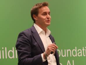 «Die Vision von Start Campus, eines der grössten KI-Rechenzentren Europas, ist beispiellos. Wir sind stolz, mit unserem Know-how aus Energie, Gebäude, Industrie und Digitalisierung dabei zu sein», erklärt Pablo Ruiz Escribano, Senior Vice President Secure Power and Data Center Business bei Schneider Electric Europe.