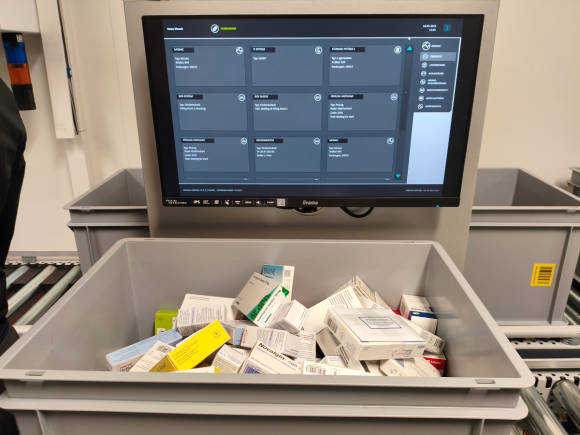 In der Spitalapotheke sorgt der Medikamentenroboter im Handumdrehen für Ordnung.
