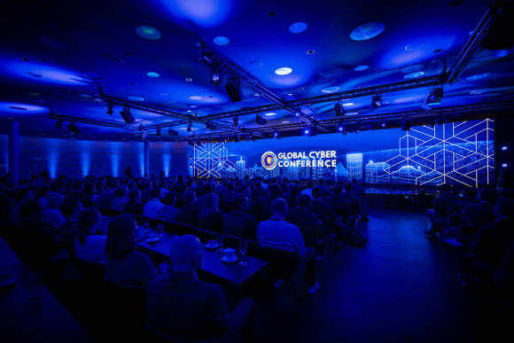 Die Teilnehmenden erwarten spannende Keynotes, tiefgründige Panels und praxisnahe Roundtable-Sessions.