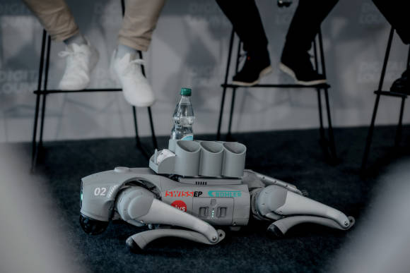 Auch Roboter brauchen saubere Daten: Bühler archiviert mit JiVS IMP und senkte so die IT-Kosten um 80 %. Historisierte Daten sind die Basis für Innovation – von KI bis Robotik.