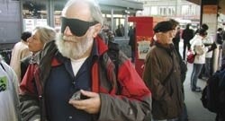 Der elektronische Blindenhund Pavip führt in Bern eine Testperson durch den Grossstadtdschungel. Foto: CW/jst 177.jpg