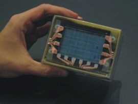 Das Gerät der MIT-Forscher schliesst von der Handhabung auf die gewünschten Features (Foto: Brandon Taylor). 8839.jpg