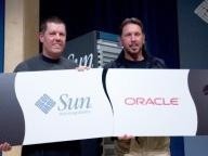 Dürfen ihre Firmen zusammenschliessen: Suns Scott McNealy (links) und Oracles Larry Ellison 10154.jpg