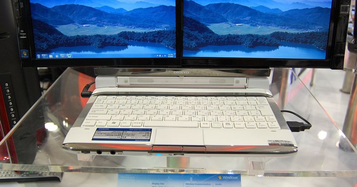 Notebook mit zwei Bildschirmen - computerworld.ch