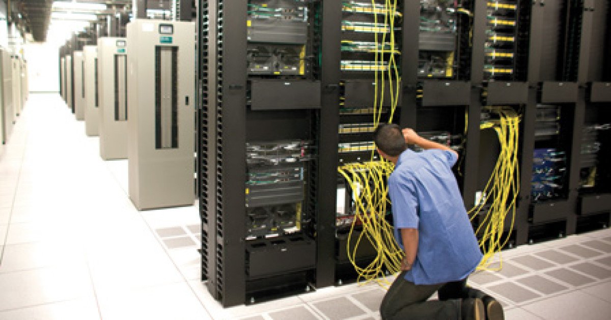 Установить сервер на телефон. Серверный шкаф IBM. Серверный зал IBM. 3data ЦОД. Серверная комната.