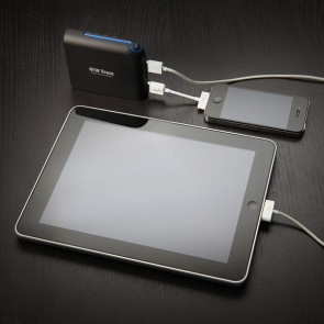 eb7b_igeek_large_capacity_portable_charger_inuse.jpg 