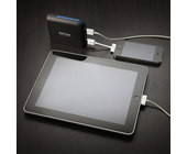 eb7b_igeek_large_capacity_portable_charger_inuse.jpg