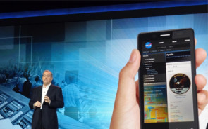 intel_otellini_paul_ces_2012_smartphone.jpg 