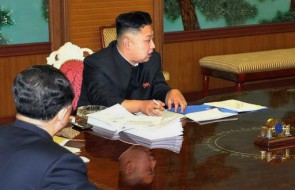Nordkorea_Kim_jong_Un_Smartphone.jpg 