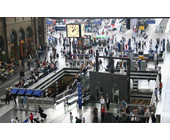 Bahnhofshalle_Zuerich_Bild_Ikiwaner-Wikipedia.jpg