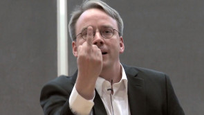 Linus_Torvalds_Stinkefinger_2012.png 