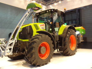 Claas_830_Axion_at_Cebit_2015_500.jpg 