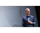 Apple_CEO_Tim_Cook_mit_Apple_Watch_und_iPhone.jpg