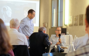 Die Besucher des Business Breakfast der Fernfachhochschule Schweiz (FFHS) diskutierten mit den Referenten über die Chancen und Gefahren von Deep Learning für Unternehmen. 