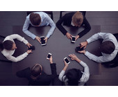 Business-Leute mit Smartphones