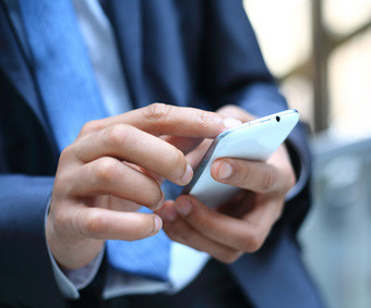 Ist der Chef ständig am Smartphone beschäftigt, mindert das die Motivation der Mitarbeitenden