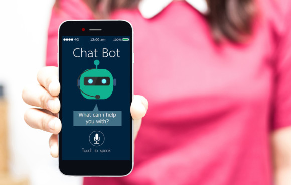 Frau mit Chatbot 