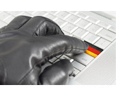 Hacker und Deutsche Flagge auf Tastatur