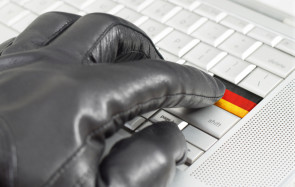 Hacker und Deutsche Flagge auf Tastatur 
