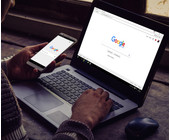 Google auf dem Laptop und dem Smartphone