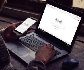 Google auf dem Laptop und dem Smartphone 