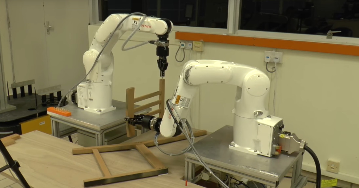 Roboter müht sich mit IkeaStuhl ab computerworld.ch